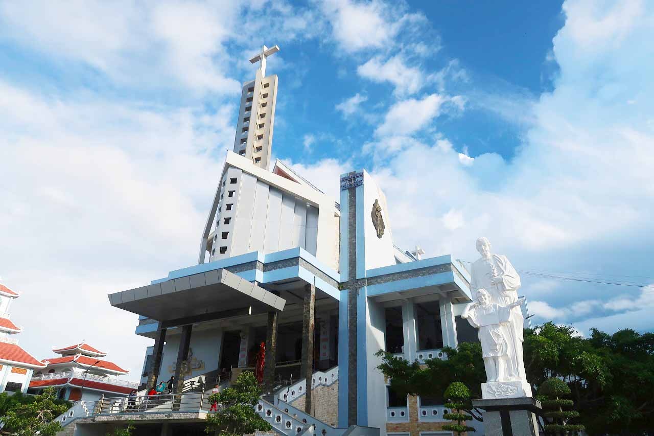 Kiến trúc bên ngoài khu nhà thờ chính 